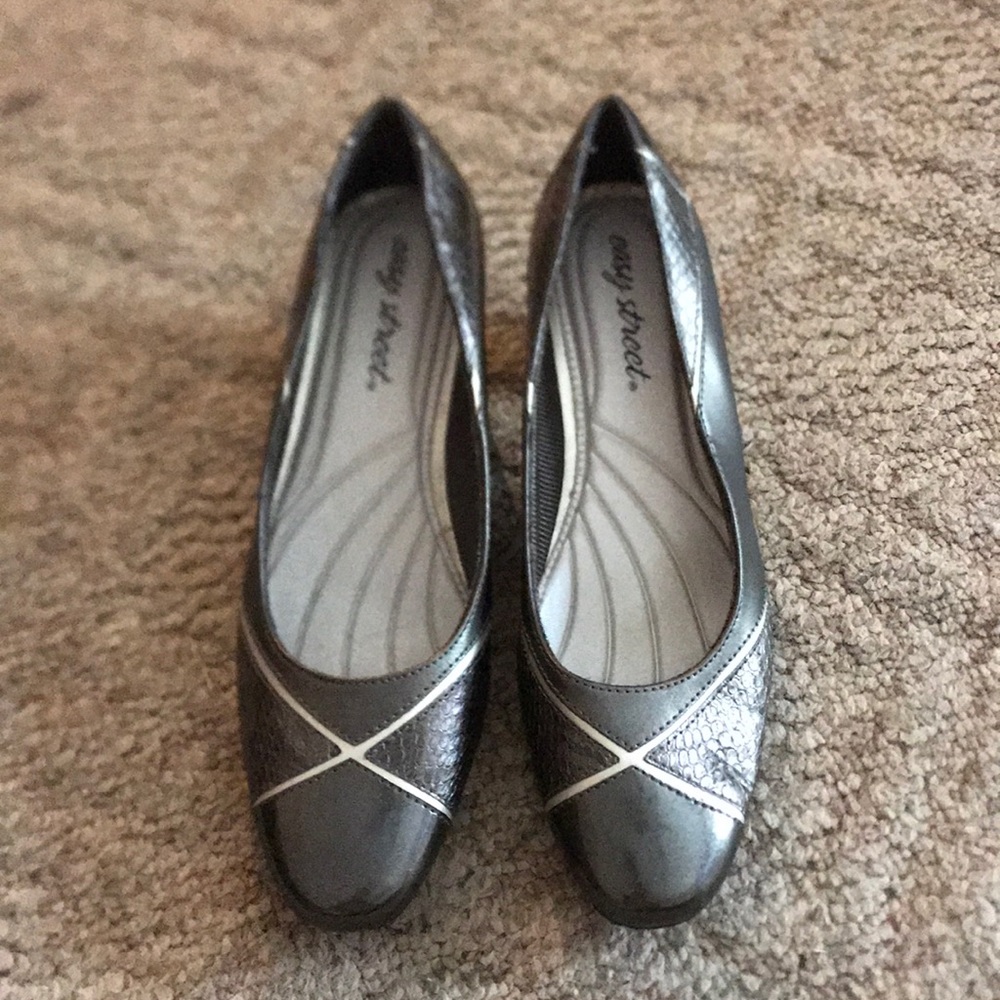 Women’s Easy Street Silver Heels Size 8 Like New